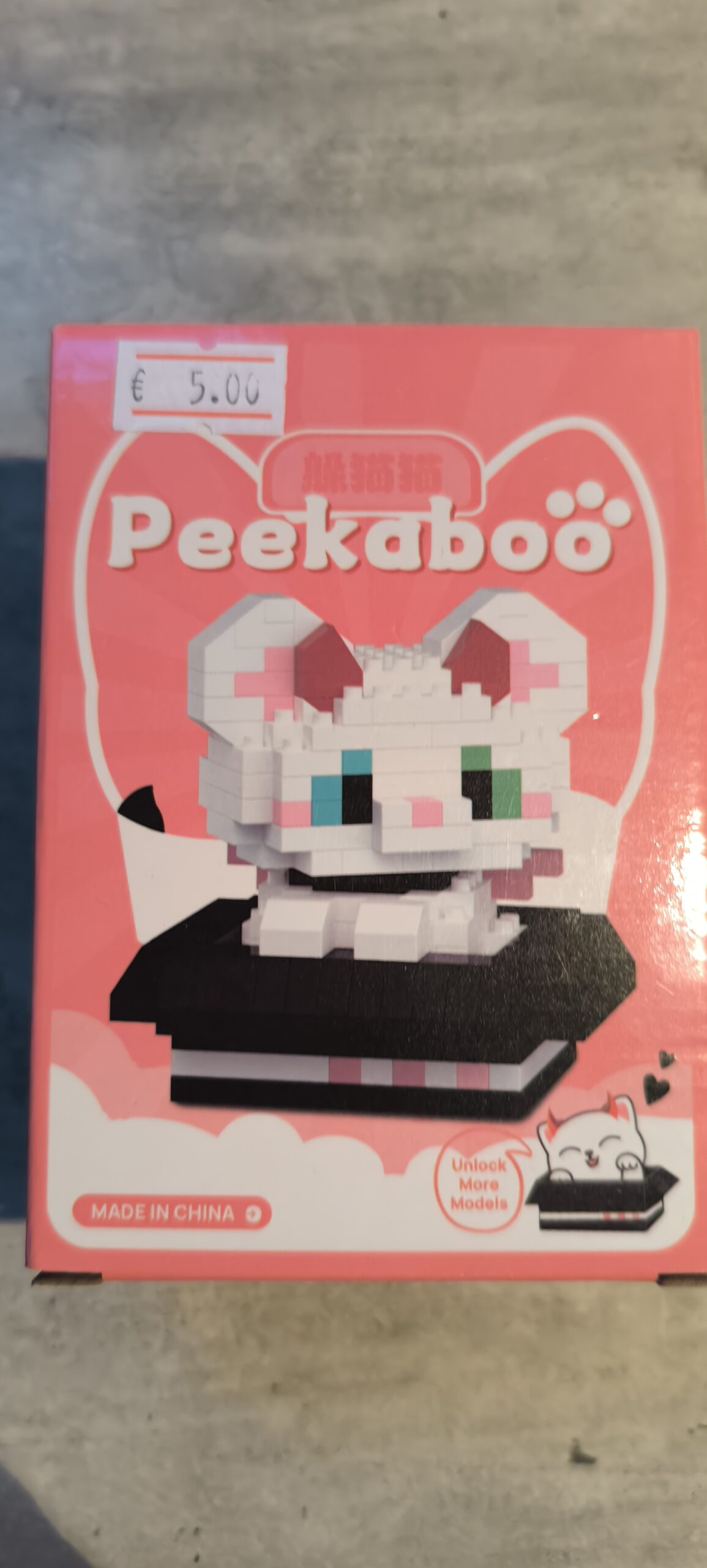 Mekansm Peekaboo kitten met duivelsoortjes