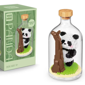 Wise Hawk Panda achter boom met stolp in flesvorm