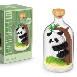 Wise Hawk Panda in boom met stolp in flesvorm